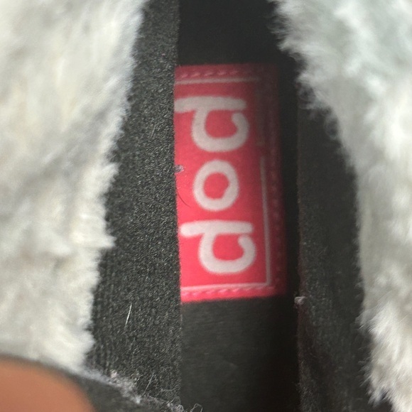 Pop Black and Red Winter Boots with Fur Trim‎ - Picture 8 of 9
